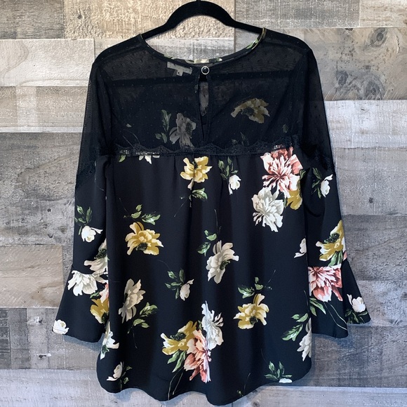 Entro Lace and Foral Flowy Boho Top - Picture 15 of 16